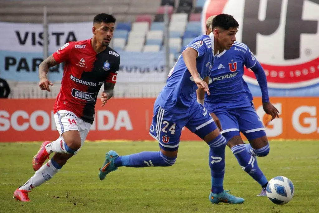 Salvador Cordero marca a Darío Osorio. (Edgard Cross/Photosport).