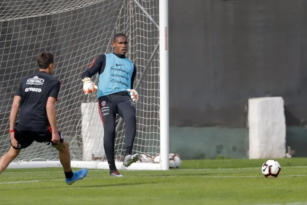 Omar Carabalí entrena con la selección chilena Sub 23. (Javier Torres/Photosport).