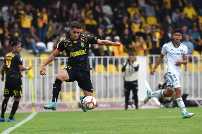 Cristopher Barrera en acción ante Colo Colo. (Alejandro Pizarro Ubilla/Photosport).