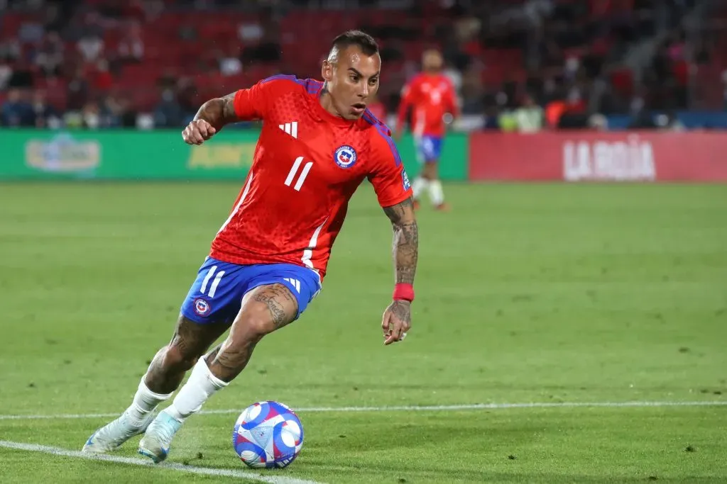 Eduardo Vargas en acción por la Roja: al parecer no vendrá a la U. (Jonnathan Oyarzun/Photosport).