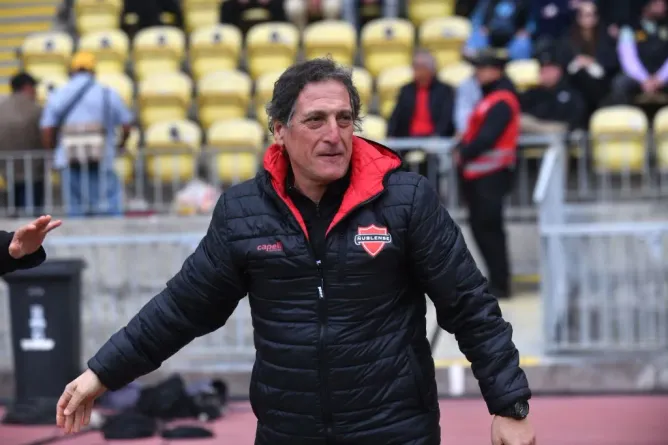 Mario Salas no continuará en Ñublense. (Alejandro Pizarro Ubilla/Photosport).