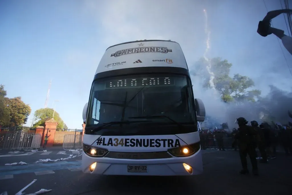 El bus que llevó a Colo Colo a Rancagua para disputar la inconclusa Supercopa. (Jonnathan Oyarzun/Photosport).