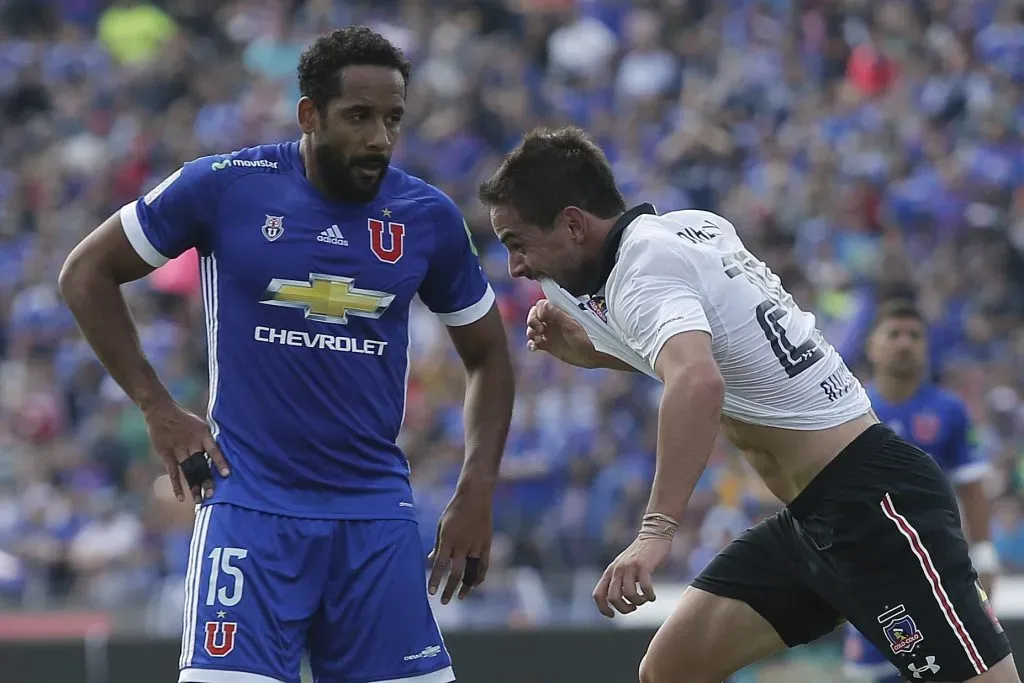 Octavio Rivero le anotó un doblete a Johnny Herrera en el Superclásico. (Marcelo Hernandez/Photosport).