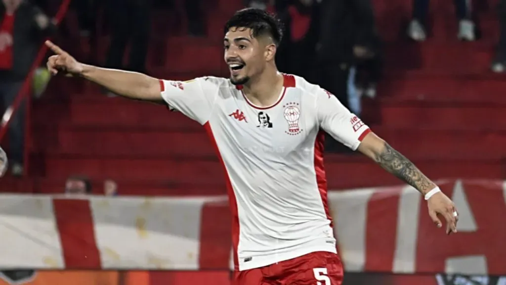 Alarcón ha destacado por su temporada en Huracán y con golazos de tiro libre.