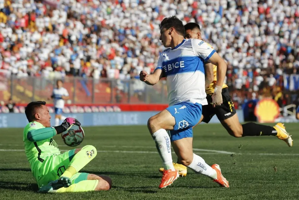 Miguel Pinto en acción frente a Universidad Católica. (Felipe Zanca/Photosport).