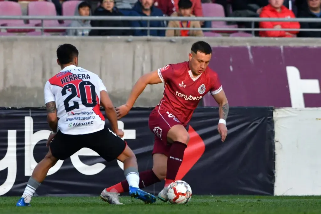 Diego Sanhueza en acción por Deportes La Serena frente a Curicó Unido. (Alejandro Pizarro Ubilla/Photosport).