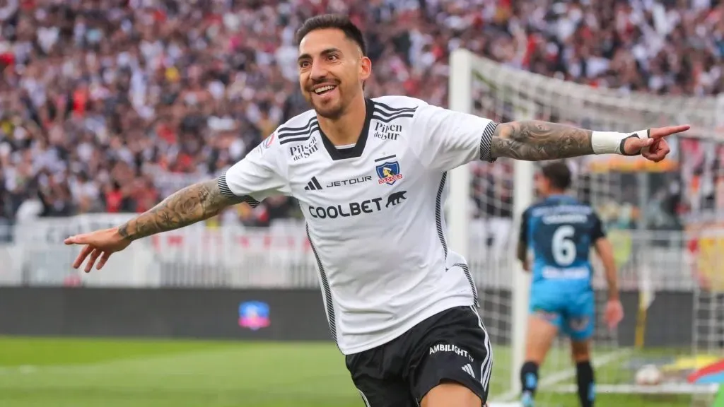 Javier Correa celebrando en Colo Colo.