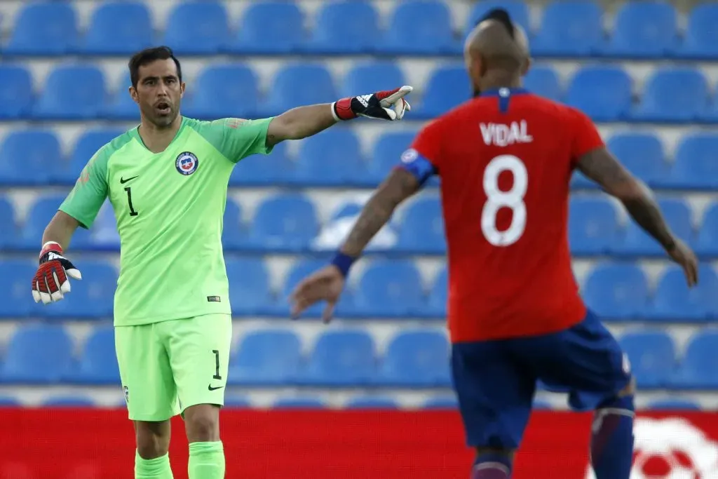 La dupla de Claudio Bravo y Arturo Vidal son el gran deseo de dos históricos de Colo Colo como Matías Fernández y Jaime Valdés. Foto: Photosport.
