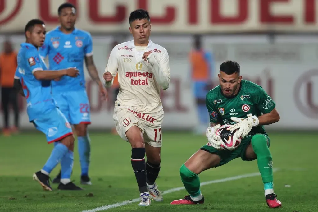 Miguel Vargas en acción ante Universitario, club que lo anunciará como refuerzo. (Foto: Miguel Marrufo | Imago).