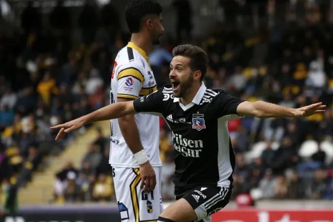 El Chiqui Bouzat celebra su gol en el partido donde Colo Colo gritó campeón en 2022. (Andrés Piña/Photosport).