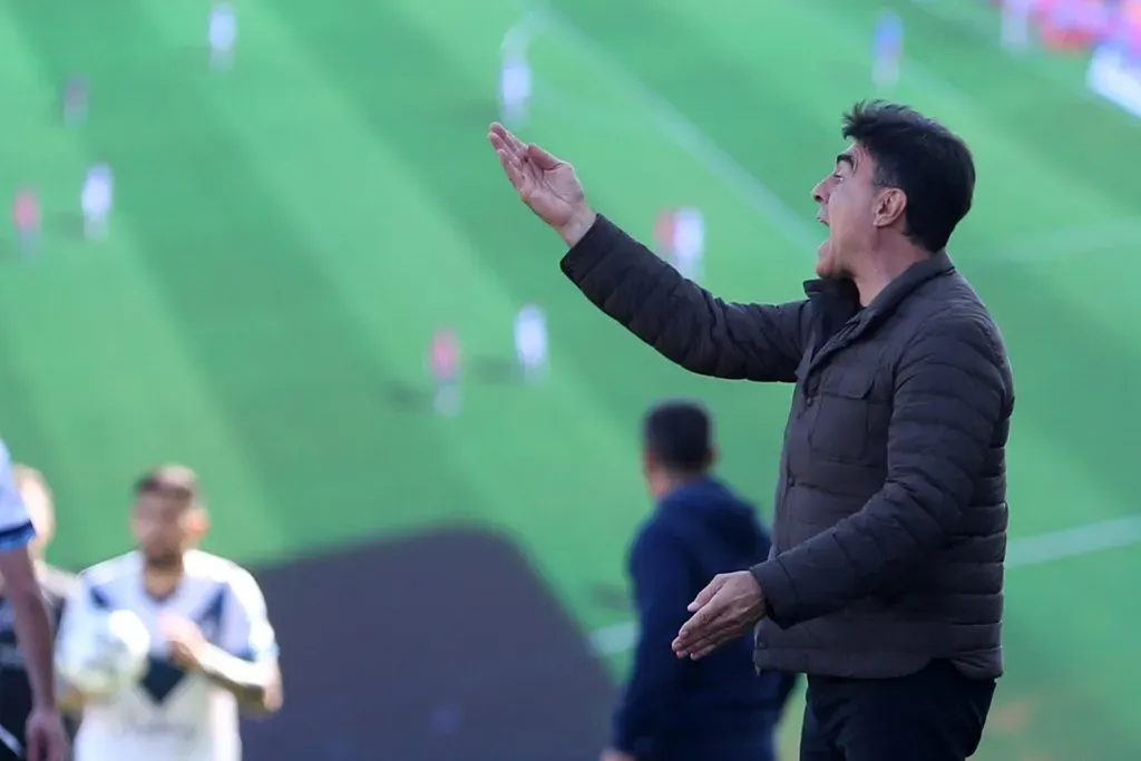 Gustavo Quinteros da indicaciones en el Fortín. (Daniel Jayo/Getty Images).