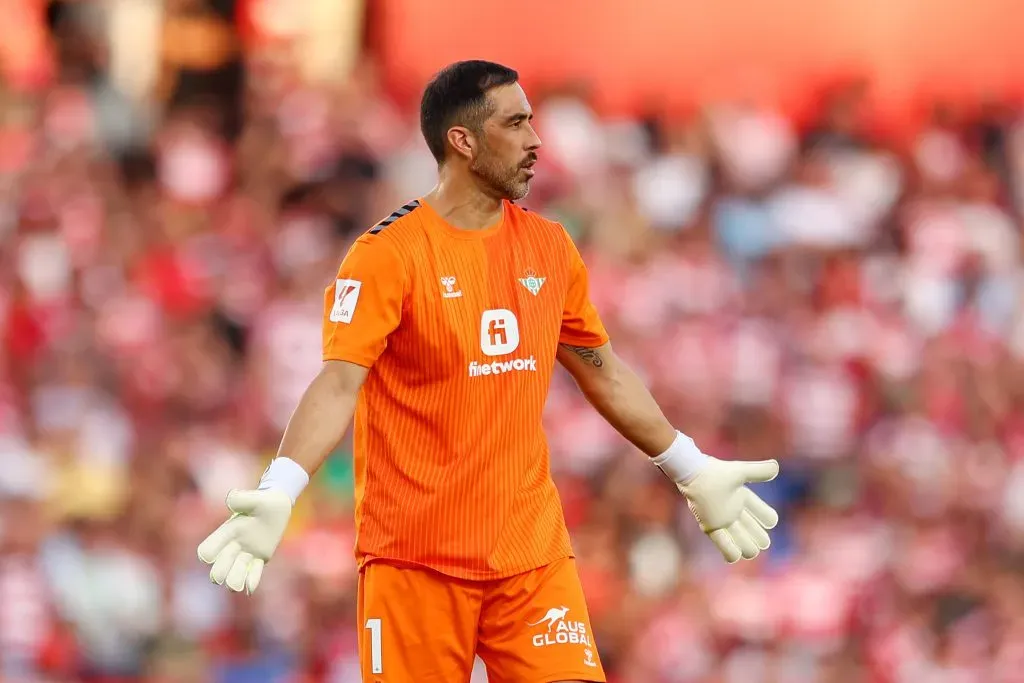 Claudio Bravo en el Real Betis de España. (Fran Santiago/Getty Images)