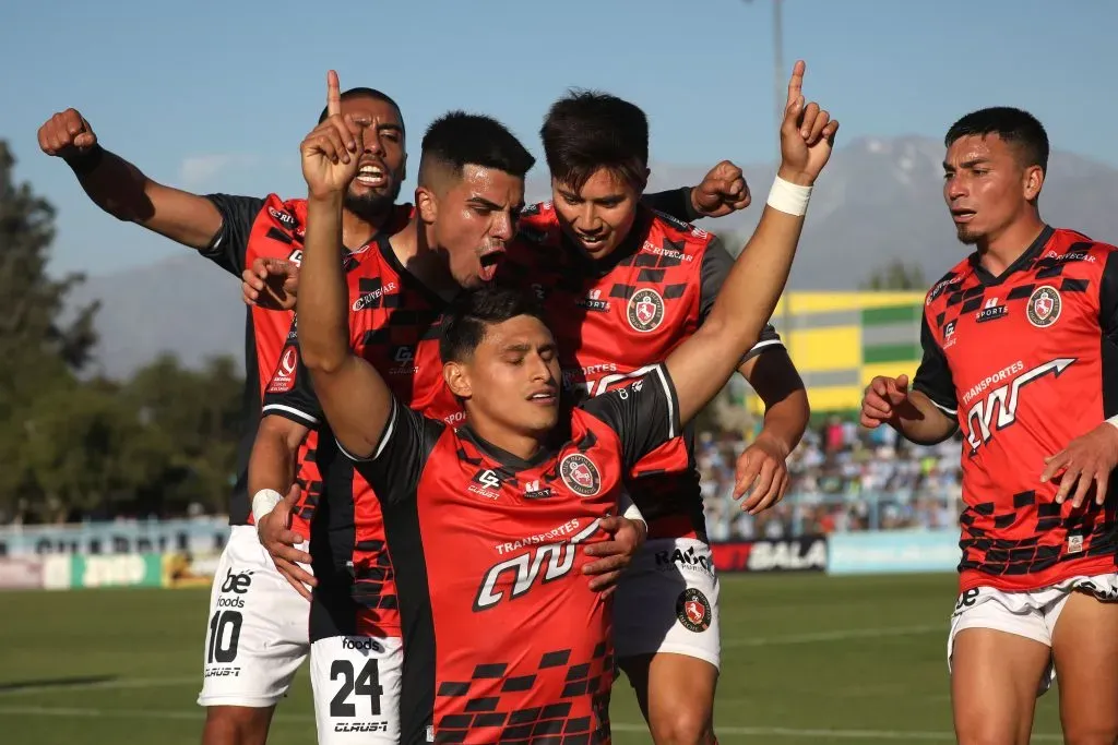 Nelson da Silva y Deportes Limache celebran en la Primera B. (Javier Salvo/Photosport).