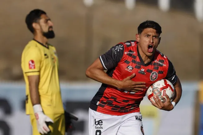 Nelson da Silva celebra uno de sus goles con el Tomate Mecánico. (Pepe Alvujar/Photosport).