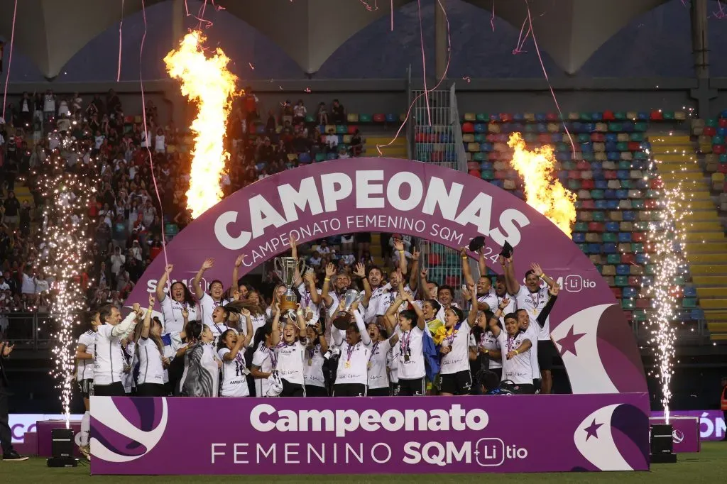Así festejó Colo Colo el título que le ganó a Universidad de Chile. (Dragomir Yankovic/Photosport).