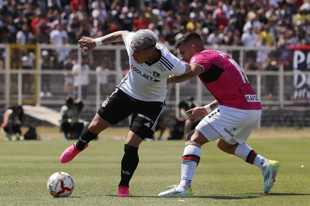 Carlos Palacios en acción ante Palestino. (Felipe Zanca/Photosport).