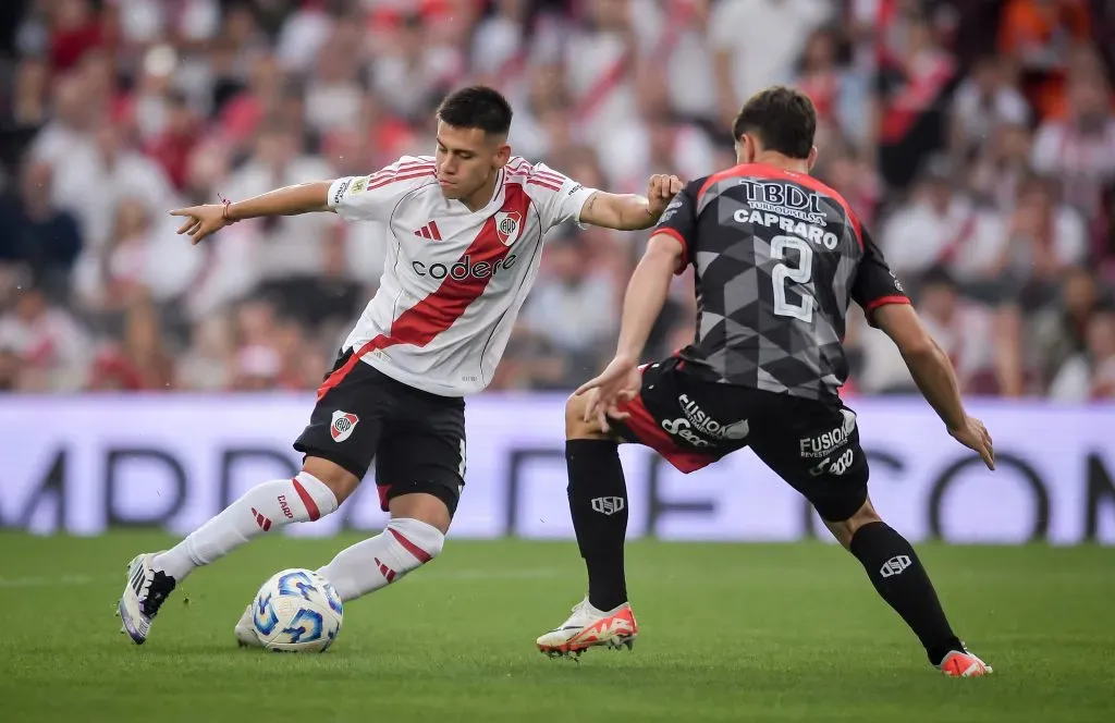 Claudio Echeverri en acción por River Plate. (Marcelo Endelli/Getty Images).