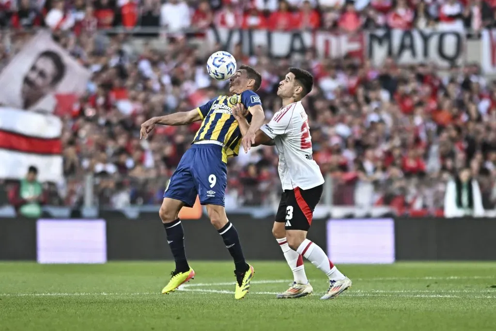 Marco Ruben enfrenta la marca de Rodrigo Villagra en la caída Canalla ante River. (Rodrigo Valle/Getty Images).