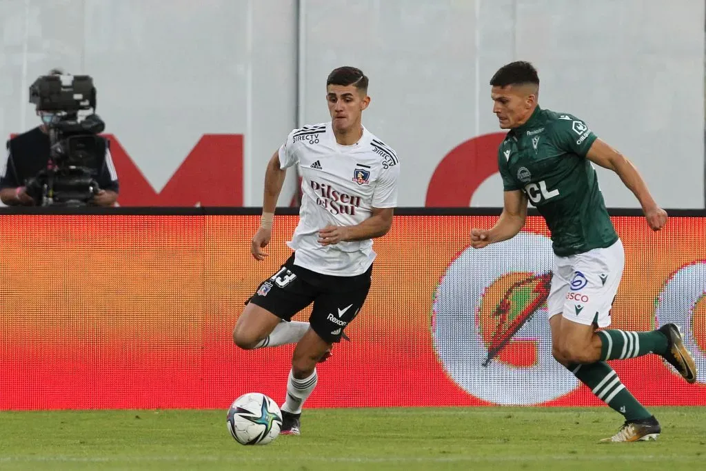 Lucas Cepeda en acción ante Colo Colo por Santiago Wanderers. Persigue a Bruno Gutiérrez. (Dragomir Yankovic/Photosport).