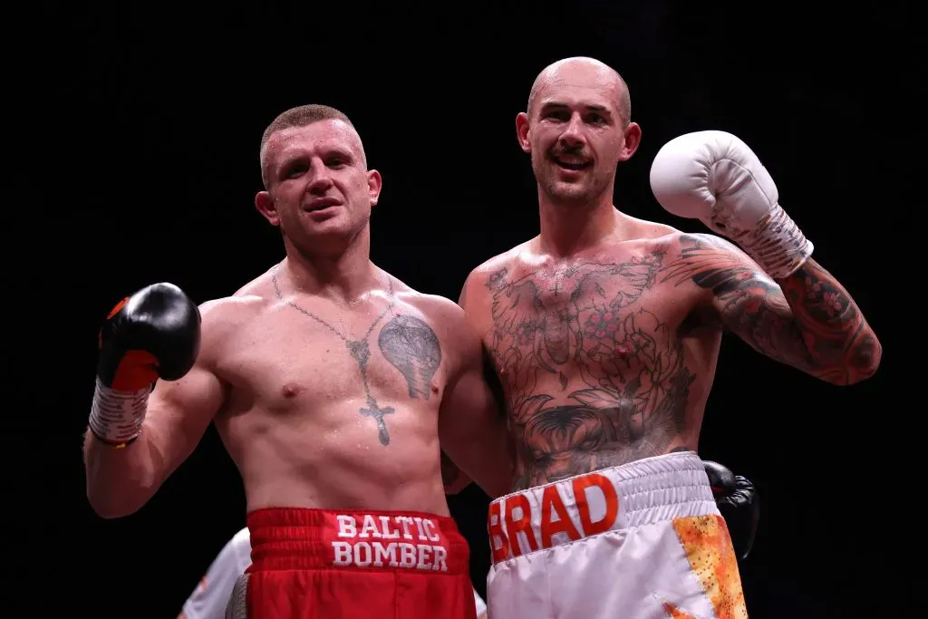 Genadij Krajevskij (izquierda) junto a Bradley Cousins (derecha) en un enfrentamiento en 2022. (Foto: Getty Images)