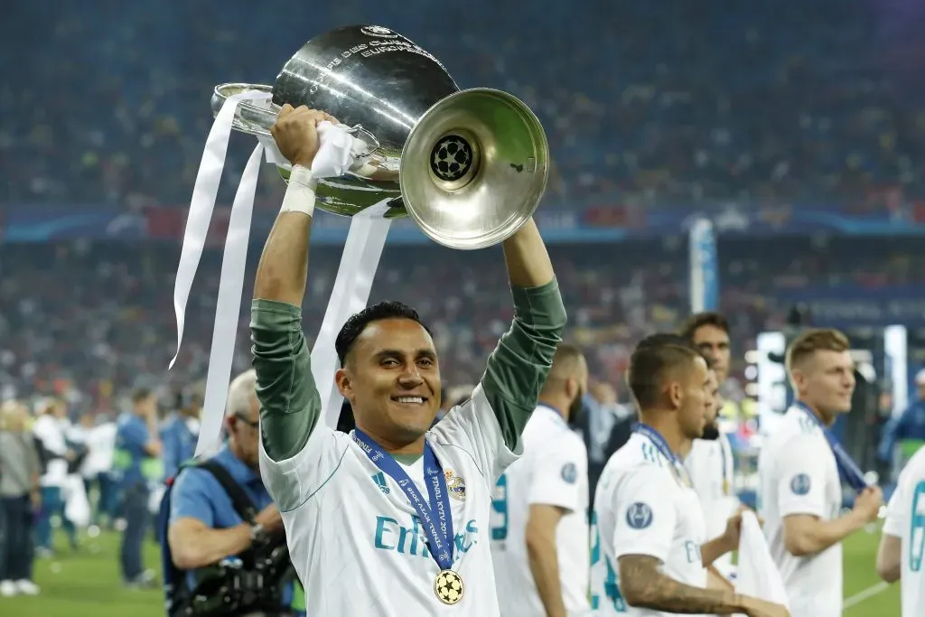 Keylor Navas con una de las tres Orejonas que conquistó junto a los Merengues.