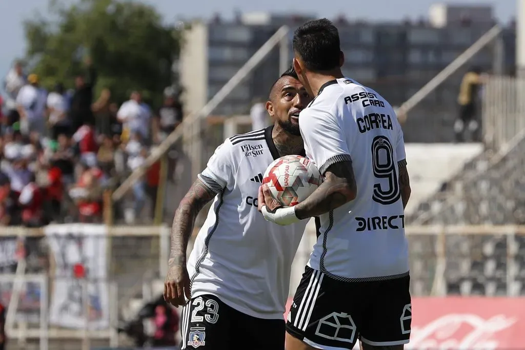 Javier Correa no celebró mucho su gol contra Palestino. Pero sí lo hizo Arturo Vidal. (Felipe Zanca/Photosport)