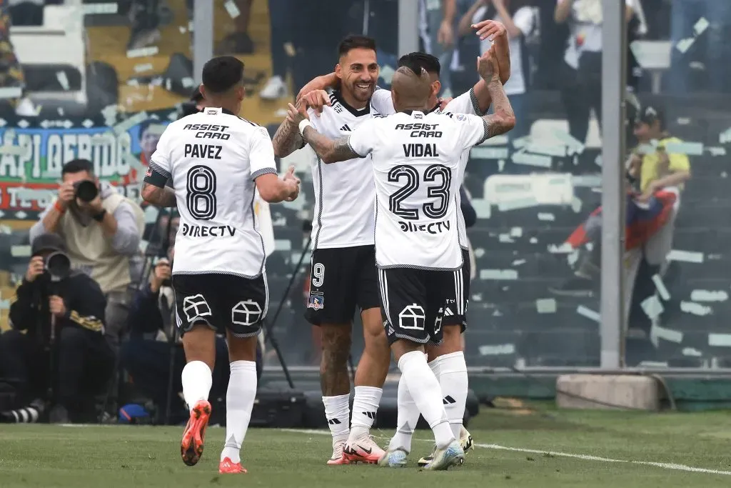 Esteban Pavez, Vidal y Correa celebran un gol de Colo Colo. (Felipe Zanca/Photosport).