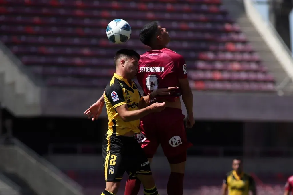 Marcelo Estigarribia en acción por Deportes La Serena durante un clásico ante Coquimbo Unido. (Hernán Contreras/Photosport).