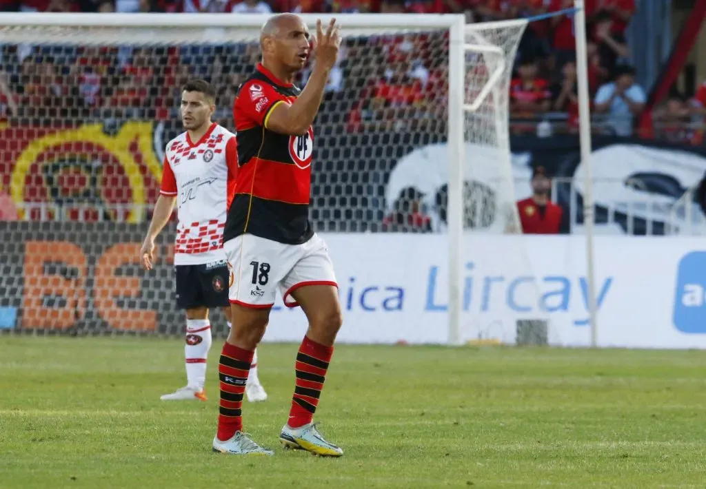 Sergio Felipe fue expulsado del duelo ante Limache jugado en Talca. (Jose Robles/Photosport).