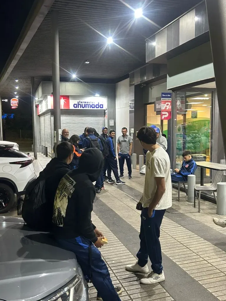 Los jugadores de U de Chile se tuvieron que bañar y cambiar de ropa en una estación de servicio.