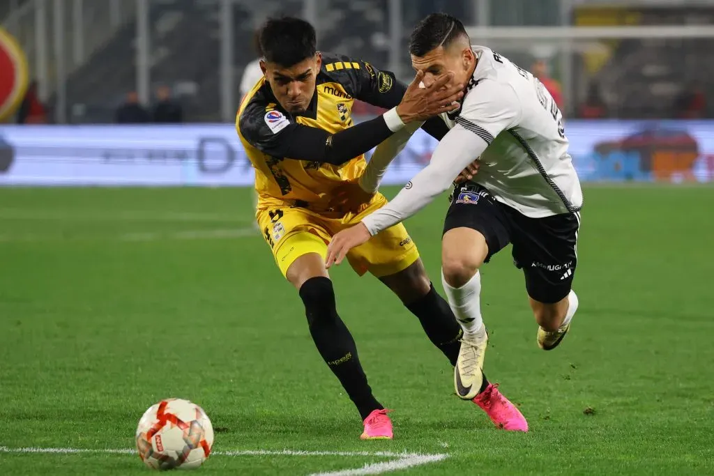 Dylan Escobar ante Lucas Cepeda en el Monumental. (Marcelo Hernandez/Photosport).