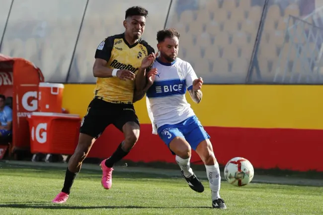 Dylan Escobar ante Eugenio Mena, quien pronto será su compañero. (Felipe Zanca/Photosport).