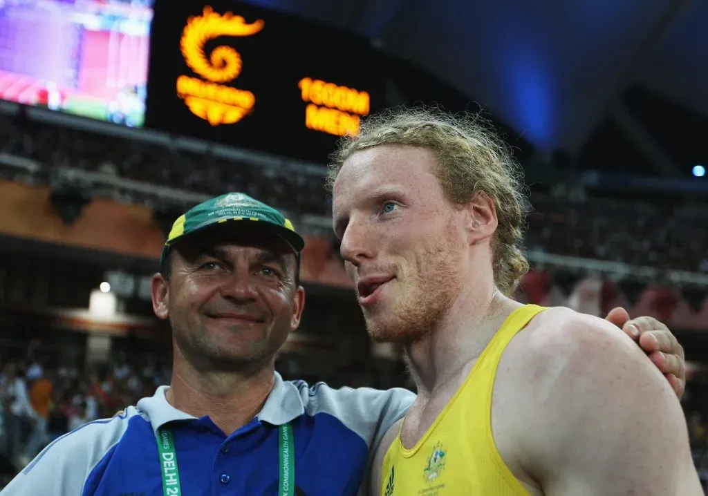 Steve Hooker (a laderecha.) celebra la medalla de oro en salto con pértiga masculino con su entrenador Alex Parnov (2010). | Getty Images