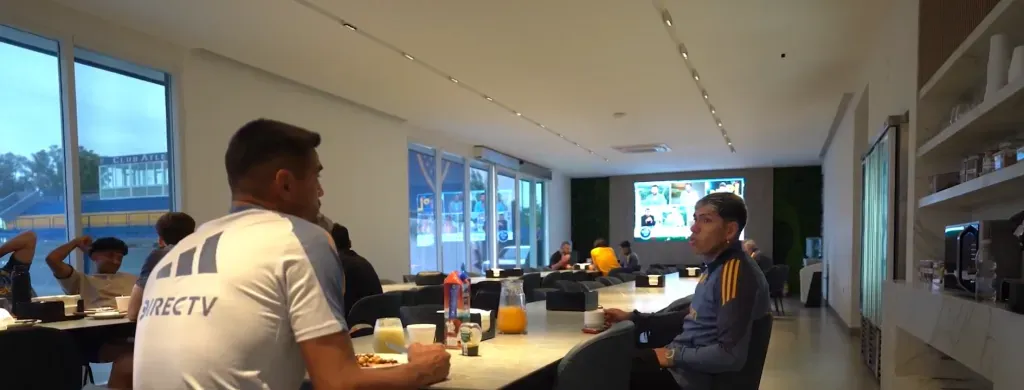 Sergio Romero conversa con Carlos Palacios. (Foto: Boca Juniors).