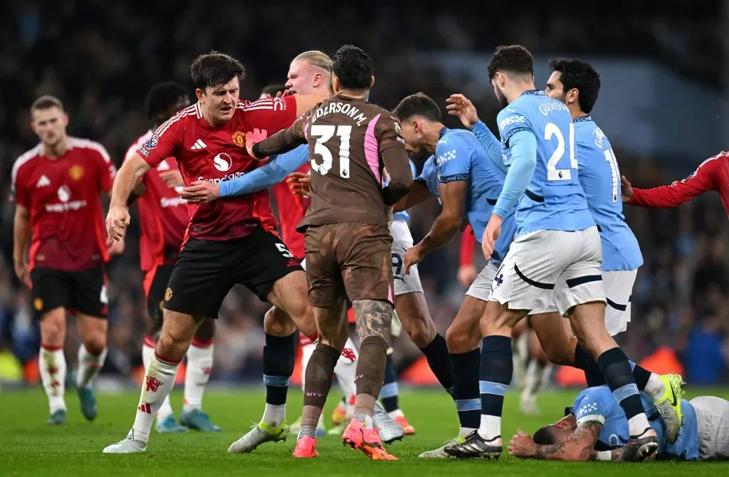Maguire intenta ir donde Walker e insultarlo. (Michael Regan/Getty Images)