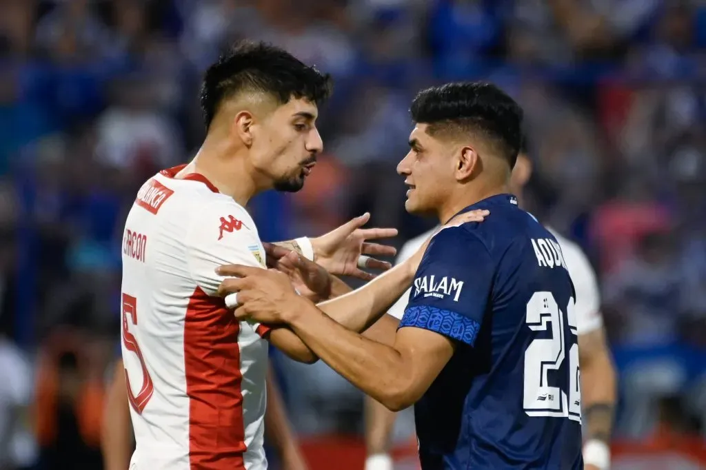 Williams Alarcón ante Claudio Aquino en el Vélez-Huracán. (Foto: Manuel Báez | Imago).