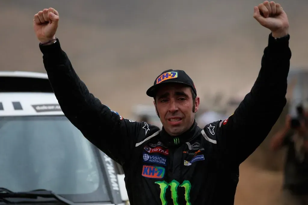 Nani Roma celebra en la línea de meta tras ganar el Rally Dakar 2014 el 18 de enero de 2014 en Illapel, Chile. | Getty Images