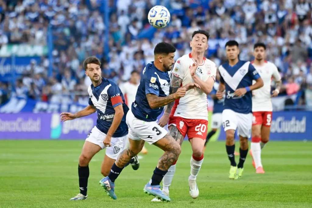 Elías Gómez ante Rodrigo Echeverría en el partido que hizo campeón a Vélez. (Foto: Imago).