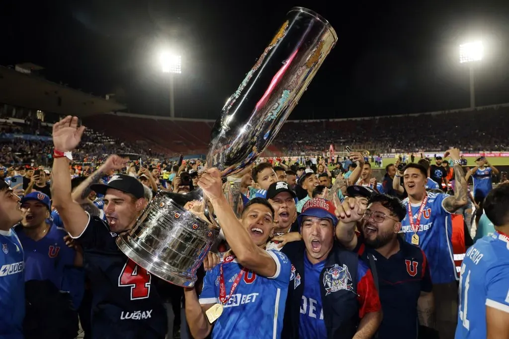 Israel Poblete con la Copa Chile.