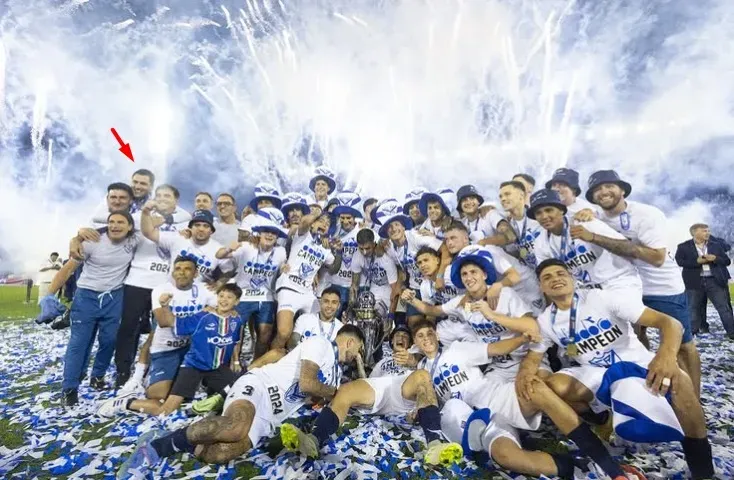 Maximiliano Quezada en la foto del Vélez campeón. (Foto: cedida).