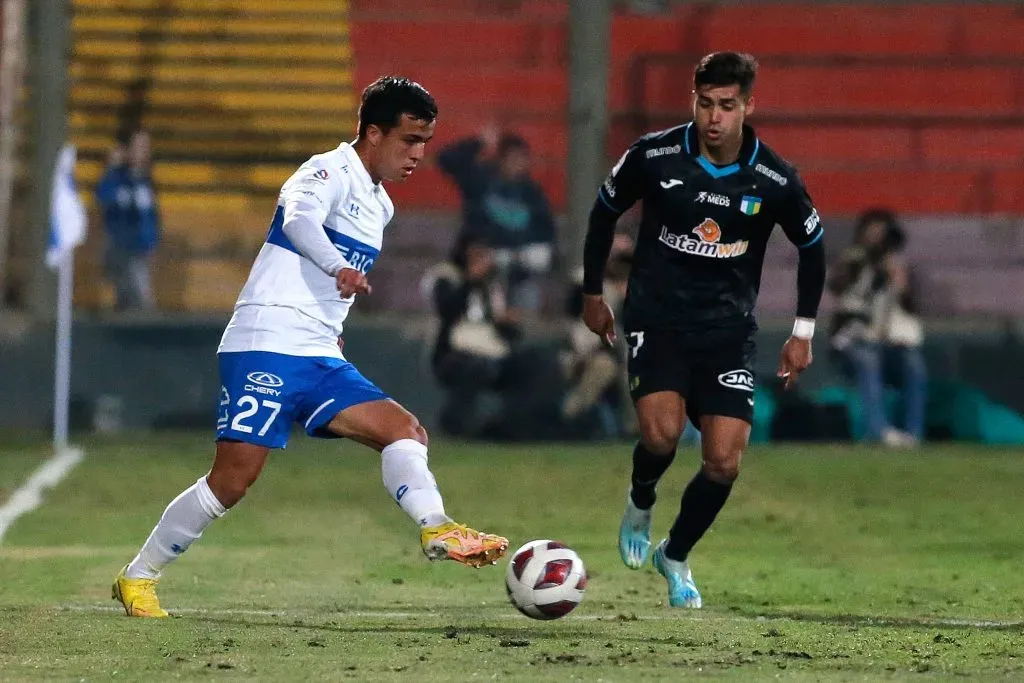 Jorge Ortiz en acción por Universidad Católica. (Jonnathan Oyarzun/Photosport).