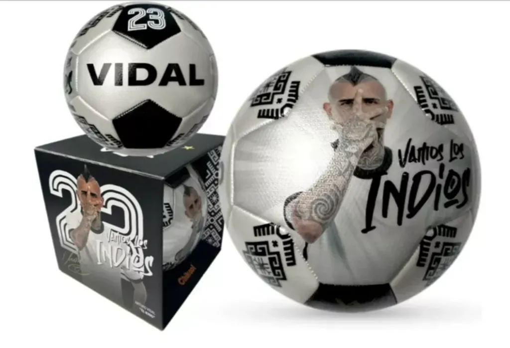 La marca Chikool está encargada de la comercialización oficial de los balones con la imagen de Arturo Vidal. También cuenta con el modelo de Carlos Palacios y Brayan Cortés entre otros.