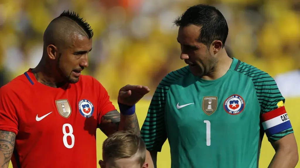 Claudio Bravo y Arturo Vidal podrían ser compañeros en Colo Colo