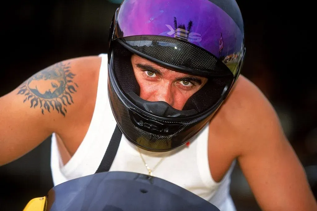 PERTH, AUSTRALIA – 2000:  Mark Philippoussis posa para una foto en su nueva Ducati durante los campeonatos de tenis de la Copa Hopman (Getty Images).
