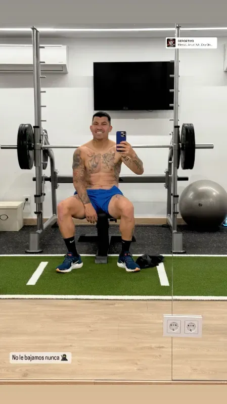La postal de Gary Medel para mostrar su gran estado físico.