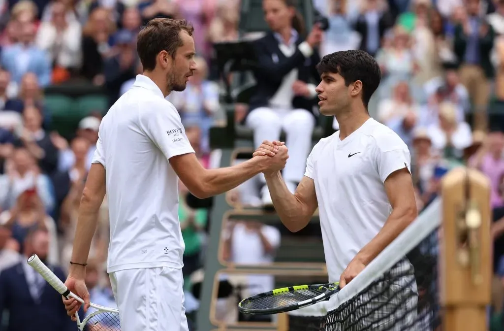 LONDRES, INGLATERRA – 12 de julio de 2024: Daniil Medvedev y Carlos Alcaraz trasel partido de semifinales individuales masculino durante The Championships Wimbledon 2024 (Getty Images)