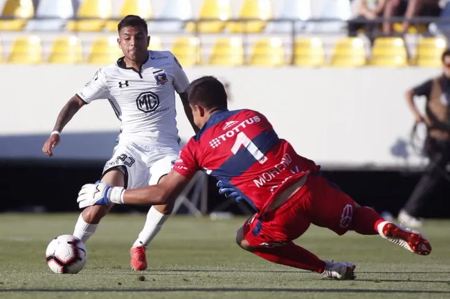 José Aguilera ante Everton. En la foto enfrenta a Carlos Moreno, portero que en 2024 atajó por el Pachuca en la final del Mundial de Clubes frente al Real Madrid. (Raul Zamora/Photosport).