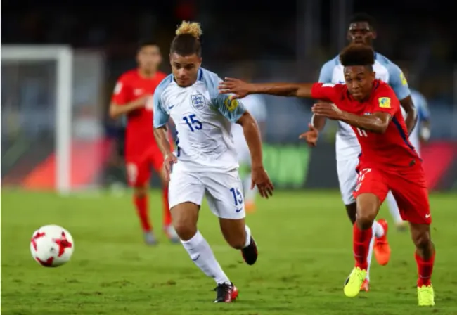 Pedro Campos ante el capitán de Inglaterra, Joel Latibeaudiere, quien hoy juega para la selección de Jamaica. (Foto: Getty Images).