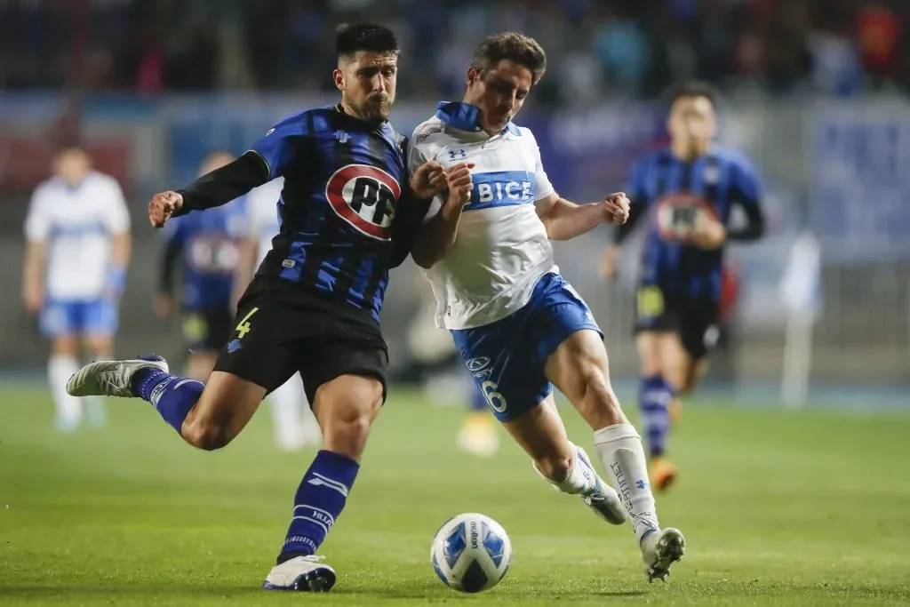 Benjamín Gazzolo enfrenta la embestida de Clemente Montes. (Felipe Zanca/Photosport).