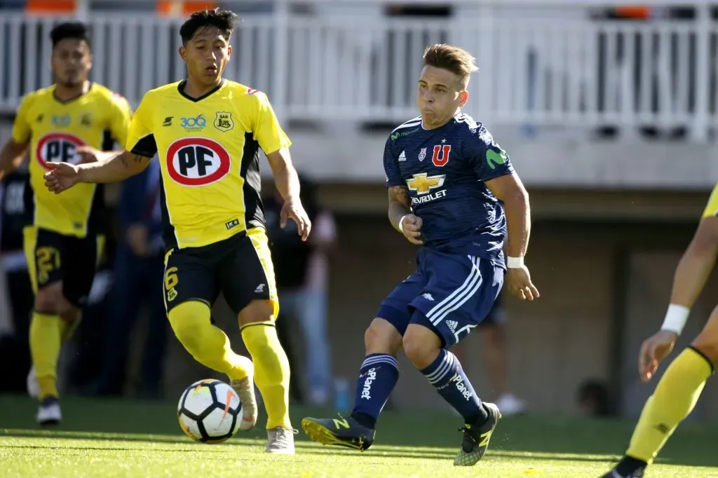 Camilo Moya marca a Yeferson Soteldo en un partido entre San Luis y la U de Chile. (Andrés Piña/Photosport).